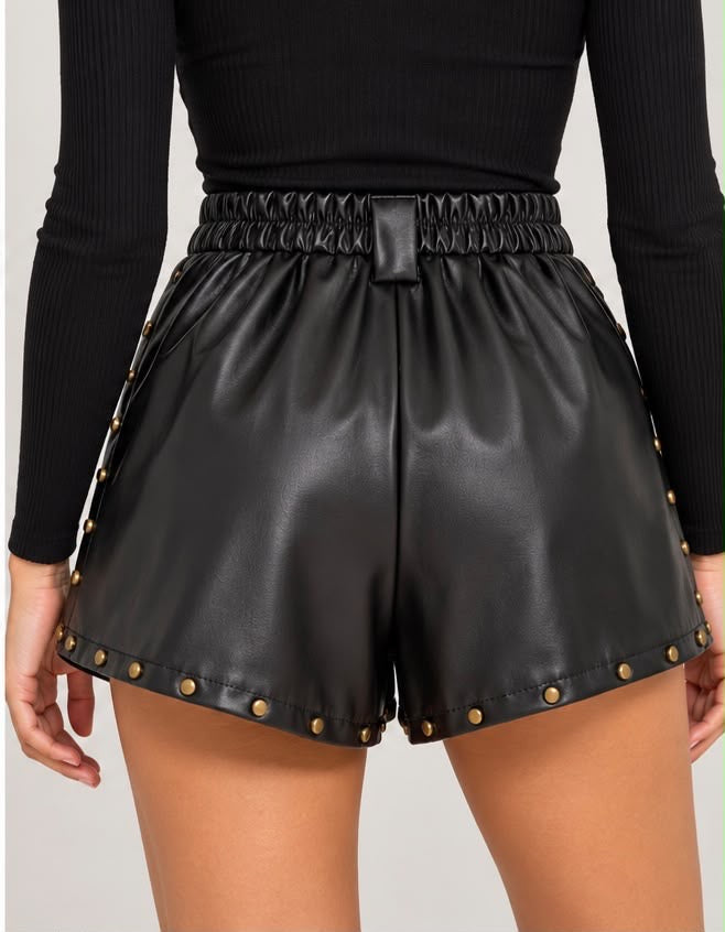 Shorts in Similpelle Neri con Vita Elastica e Borchie Sui Lati