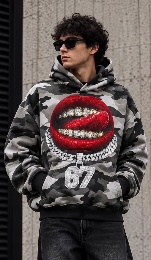 Felpa Camouflage con Grafica Bocca e Dettagli Iced