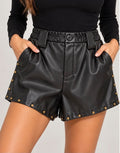 Shorts in Similpelle Neri con Vita Elastica e Borchie Sui Lati