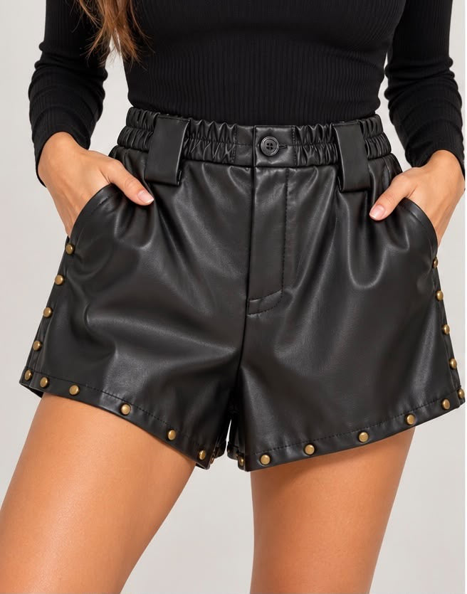 Shorts in Similpelle Neri con Vita Elastica e Borchie Sui Lati