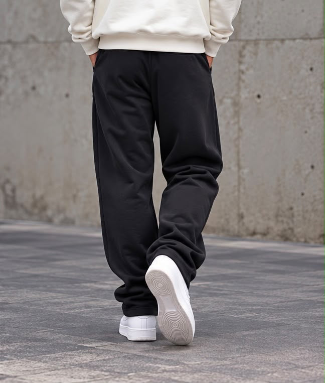 MARCELO BURLON COUNTY OF MILAN Pantaloni CROSS SWEATPANTS neri da uomo con logo Cross ricamato.