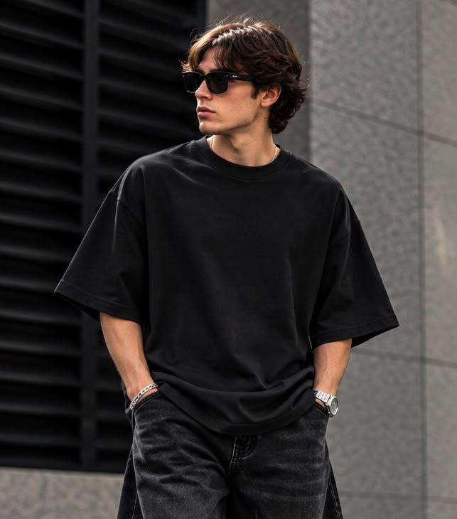 T-Shirt Nera Oversize Uomo con Croce di Strass sulla Schiena | Streetwear