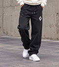 MARCELO BURLON COUNTY OF MILAN Pantaloni CROSS SWEATPANTS neri da uomo con logo Cross ricamato.