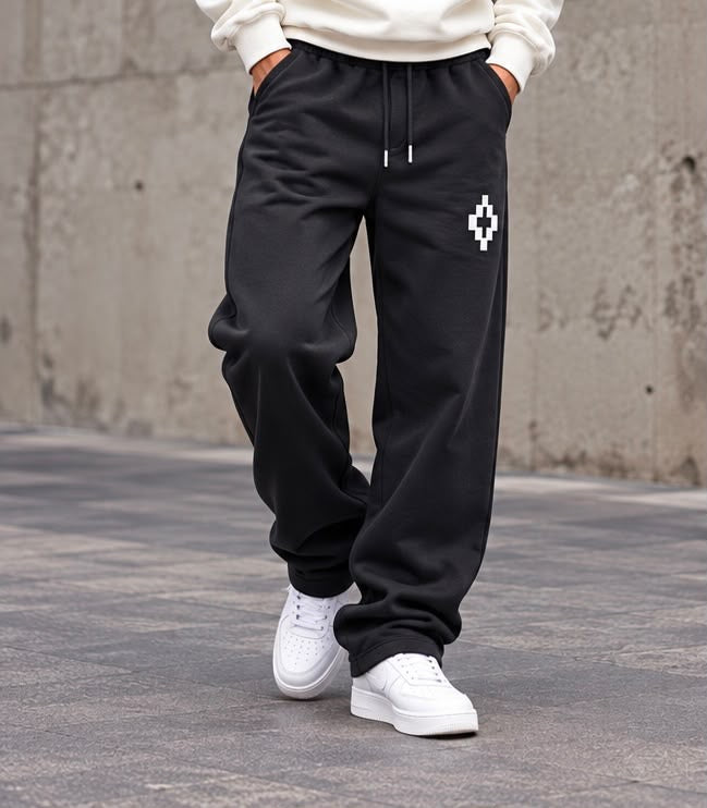 MARCELO BURLON COUNTY OF MILAN Pantaloni CROSS SWEATPANTS neri da uomo con logo Cross ricamato.