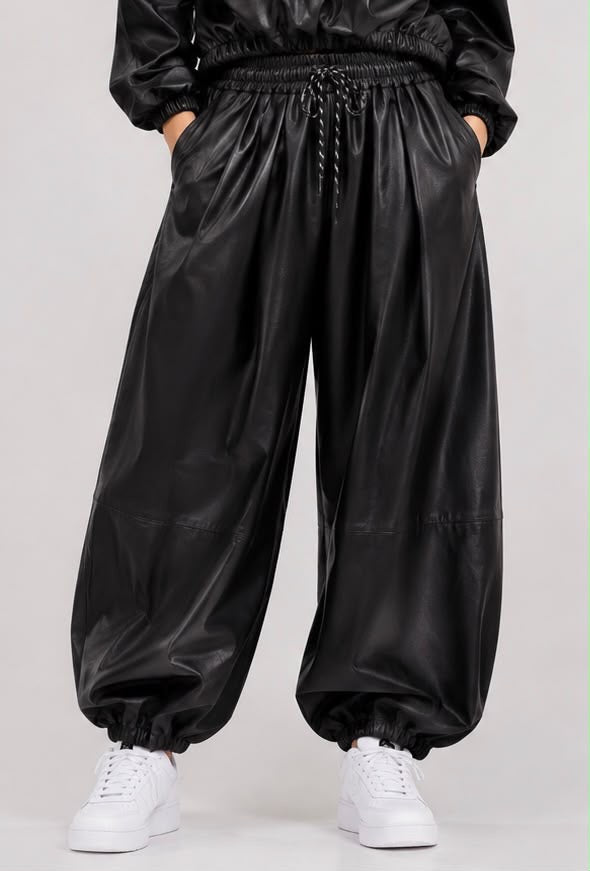 Pantaloni Jogger Ampi in Similpelle con Coulisse (Nero)