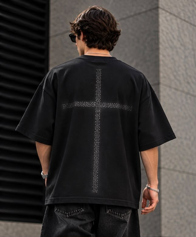 T-Shirt Nera Oversize Uomo con Croce di Strass sulla Schiena | Streetwear